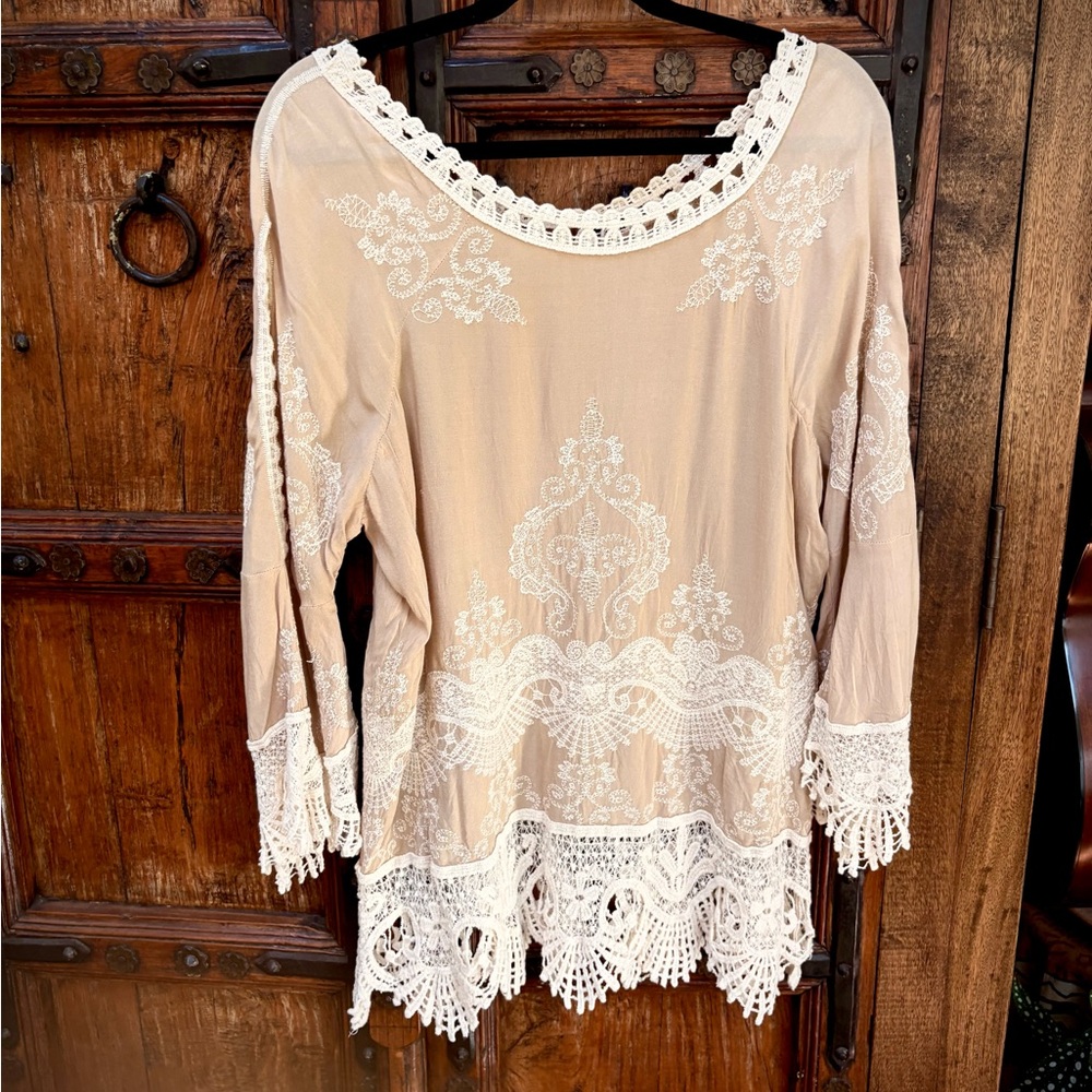 Solitaire elegant lace trim top